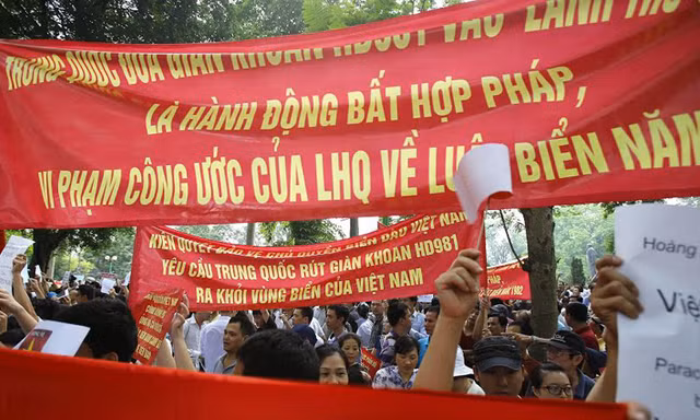 Người dân Thủ đô mít tinh phản đối Trung Quốc đưa giàn khoan trái phép, vi phạm chủ quyền Việt Nam. Ảnh: Như Ý