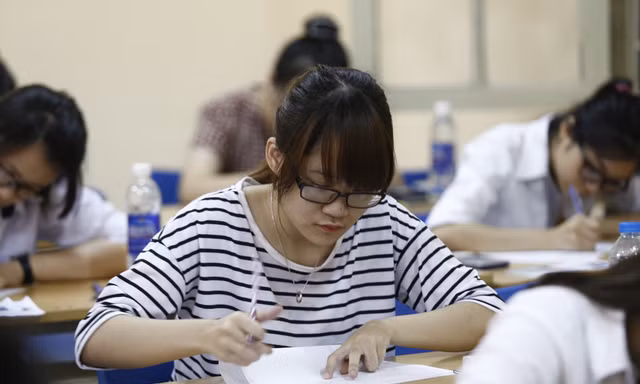 Thí sinh làm bài thi sáng nay, 9/7. Ảnh: Như Ý