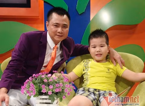 Tự Long bên con trai Teppi. 