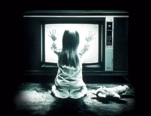  Poltergeist là bộ phim kinh dị đạt doanh thu cao nhất năm 1983. 