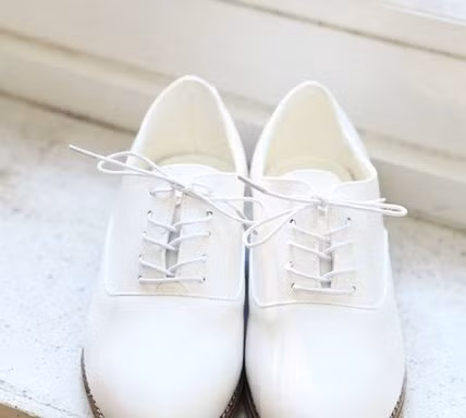 Đôi giày oxford trắng với phần đế chắc chắn, chất da bóng điệu đà sẽ giúp bạn tô điểm thêm cho phong cách ngày hè.