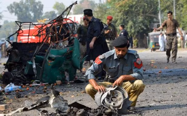 Hiện trường vụ đánh bom xe tại Peshawar ngày 23/9. Ảnh: AFP