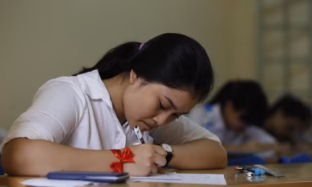 Thí sinh làm bài thi đại học đợt hai. Ảnh: Như Ý