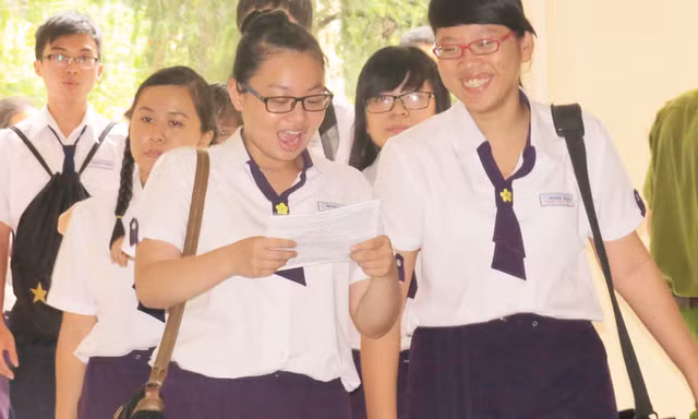 Thí sinh sau giờ làm bài môn thi Vật lí. Ảnh: Nguyễn Dũng