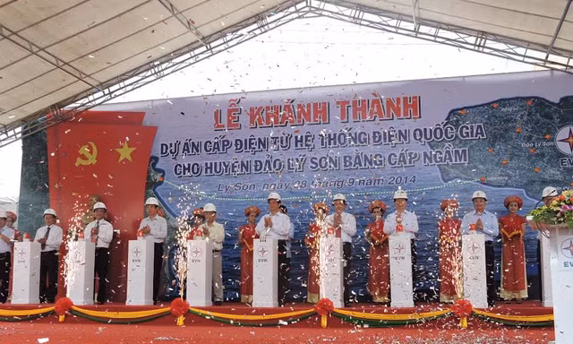 Thủ tướng Chính phủ Nguyễn Tấn Dũng và đại diện các bộ, ban ngành chính thức đóng điện cho Lý Sơn.