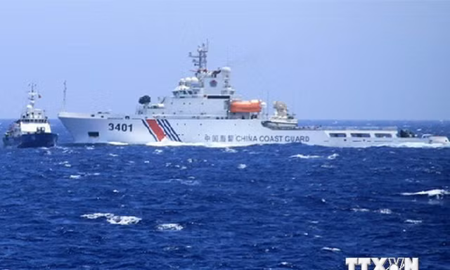 Tàu Trung Quốc ngăn chặn tàu chấp pháp Việt Nam thực thi quyền chủ quyền ở Biển Đông (Nguồn: TTXVN) 