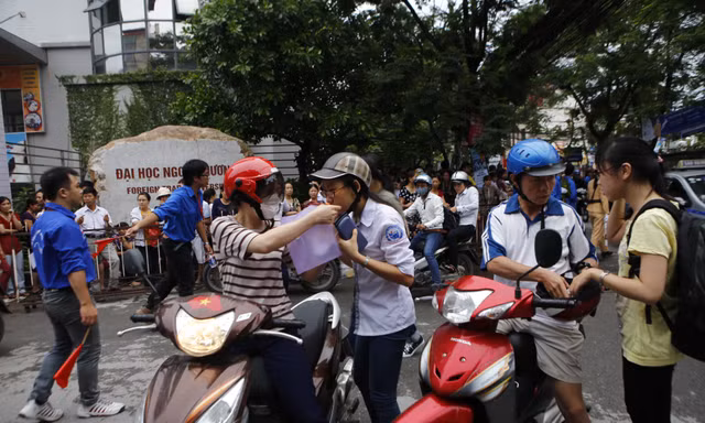 Thí sinh sau giờ làm bài. Ảnh: Như Ý