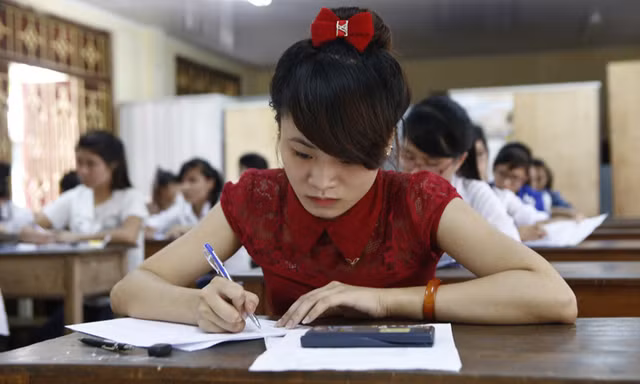 Thí sinh thi cao đẳng làm bài chiều 15/7. Ảnh: Như Ý