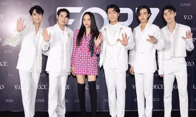 Hoa hậu Hương Giang cùng dàn "Quý Ông Hoàn Mỹ" chúc mừng Đỗ Phong ra mắt nhóm nhạc