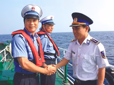 Cán bộ CSB Việt Nam trên tàu ngư chính Trung Quốc