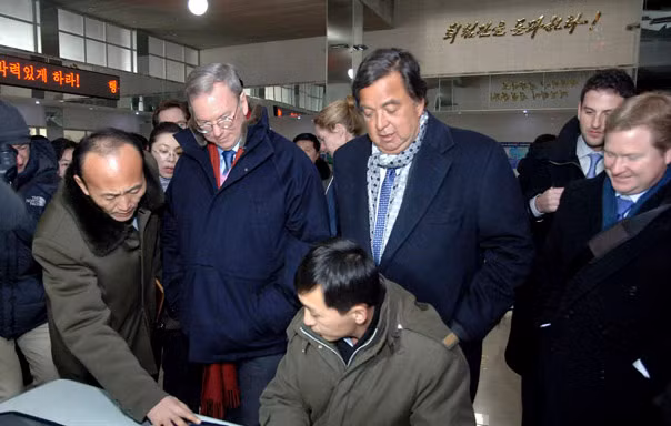 Cựu Thống đốc bang New Mexico Bill Richardson và Chủ tịch hãng Google Eric Schmidt tới thăm trung tâm máy tính ở Đại học Kim Nhật Thành, Bình Nhưỡng
