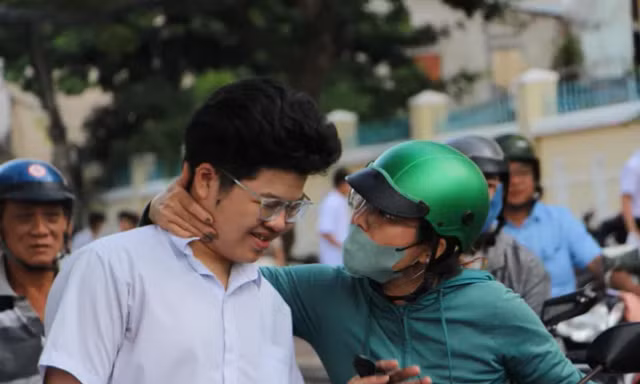 Sỹ tử, thầy chùa, chiến sỹ... những khoảnh khắc lặng người trong mùa thi tốt nghiệp 