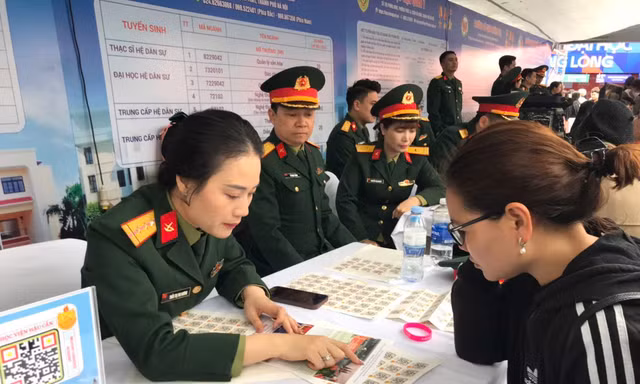 Phụ huynh, học sinh tâm tư trước mùa tuyển sinh đại học: Các chuyên gia khuyên gì?