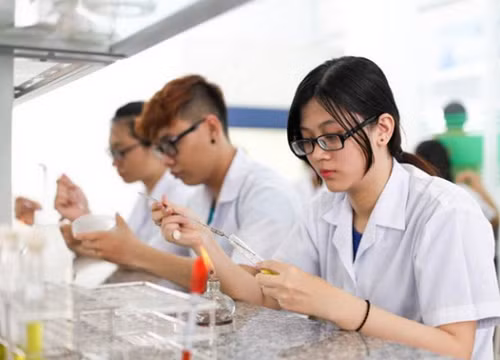 Trường Đại học Dược Hà Nội công bố mức học phí năm 2025, điểm chuẩn hai năm gần đây