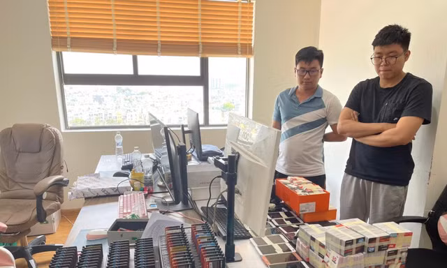 2 trong số các đối tượng trong đường dây phát tán tin nhắn quảng cáo cờ bạc, tín dụng đen và tang vật 