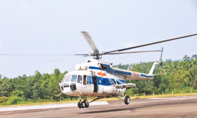 Bay cùng trực thăng cứu trợ trong Đại hồng thủy 