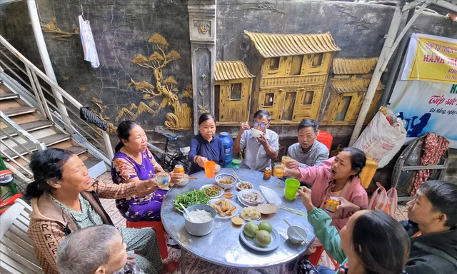 Rộn ràng bữa cơm tất niên xóm chạy thận 