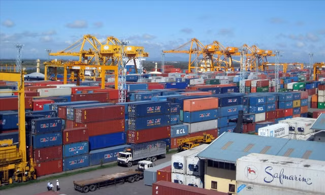 'Ngộp thở' với cước, phí vận tải biển 