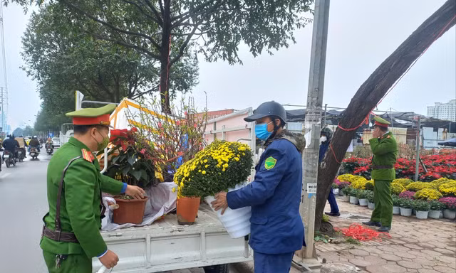 Phản hồi bài “Xẻ thịt” vỉa hè Hà Nội: Lập lại trật tự, xác minh các đối tượng đứng ra cho thuê 