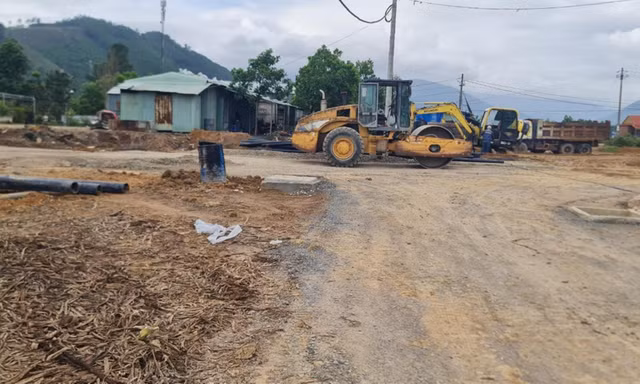 Chưa áp giá đền bù đã san ủi đất của dân? 