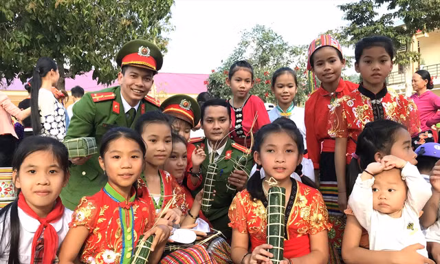 Những bông hoa trong vườn Bác - Bài 2: Cảm hóa từ những nghĩa cử nhân văn 