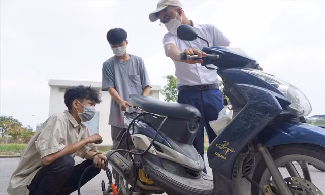 Nghĩa cử của chàng trai mê xe 