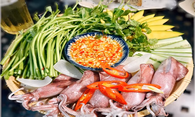 Về phố biển 'đu trend' cuốn mực tươi rau muống