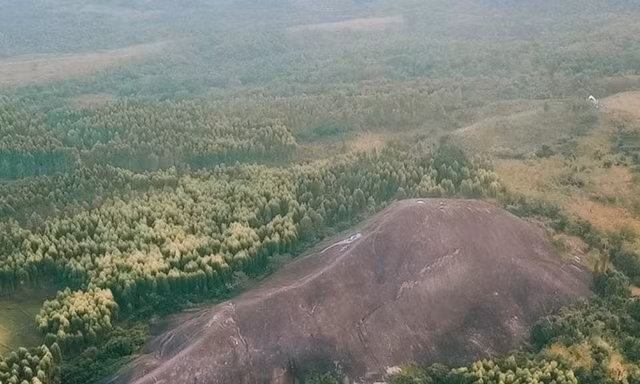 Đá Voi Mẹ nhìn từ trên cao 