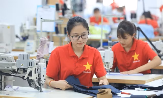 Mỹ áp thuế với nhiều nước: Lo hàng tràn vào Việt Nam để 'rửa nguồn'