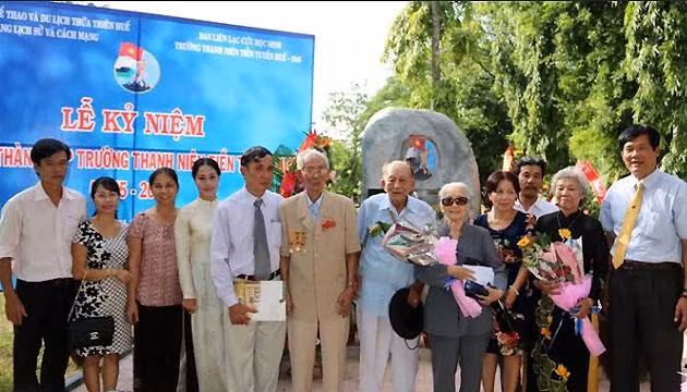 Ông Đặng Văn Việt (thứ 6 phải sang) dịp kỷ niệm 70 năm Trường Thanh niên tiền tuyến