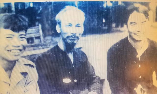 Bác Hồ với Lê Giản (phải) và Phạm Hùng (trái) ở Việt Bắc năm 1950