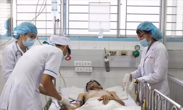Sốt xuất huyết bùng phát tại TPHCM: 'Quên bài' chống dịch? 