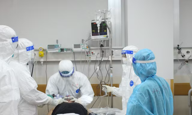 Bác sĩ đang nỗ lực hỗ trợ bệnh nhân COVID-19 nặng 
