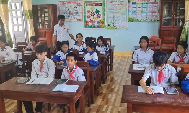 Được cấp máy tính bảng, nhiều học sinh dùng xem phim
