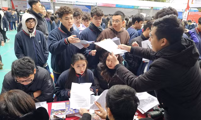 Khi học phí là 'cần câu cơm' của các trường 