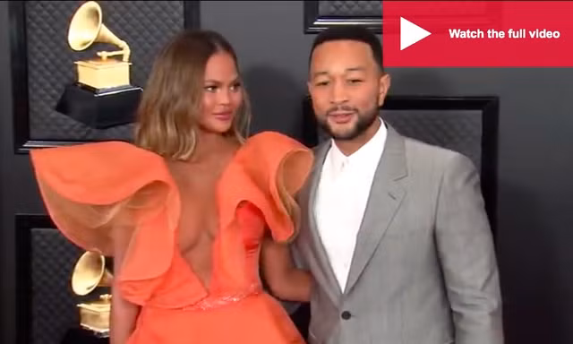Chrissy Teigen ngực trần 'nảy lửa', sánh đôi chồng tại thảm đỏ Grammy 2020