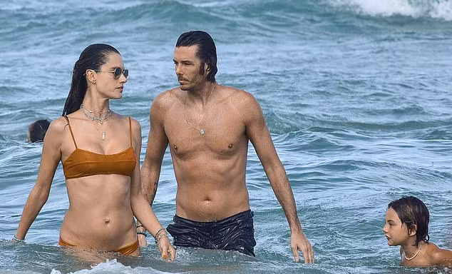Cựu 'thiên thần nội y' Alessandra Ambrosio tắm biển cùng bạn trai