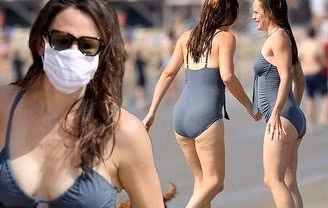 Jennifer Garner diện áo tắm thả dáng cực sexy ở tuổi U50