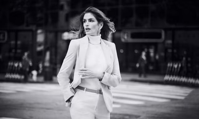 Ngưỡng mộ nhan sắc trẻ đẹp của siêu mẫu huyền thoại Cindy Crawford ở tuổi U60