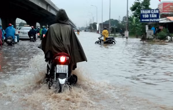 Đường Nguyễn Xiển chìm trong nước sau cơn mưa chiều 25/9.