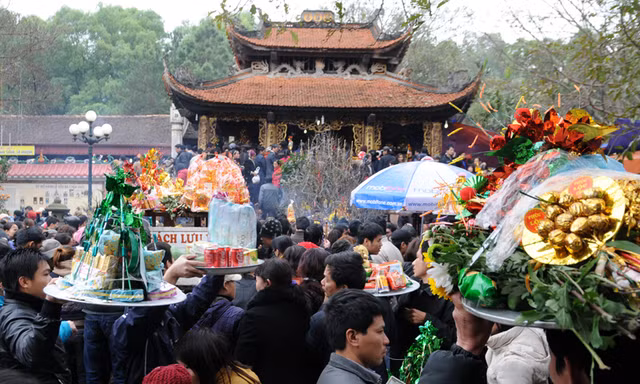 Lễ hội vẫn còn kéo dài đến hết tháng Giêng, tháng hai. Ngoài nỗ lực của lực lượng an ninh, bản thân du khách cũng phải hết sức cảnh giác khỏi bị kẻ gian lấy mất tài sản khi vào Đền dâng lễ