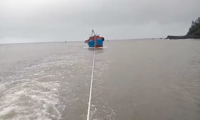 Chín ngư dân cùng tàu cá bị hỏng máy được đưa vào bờ an toàn.