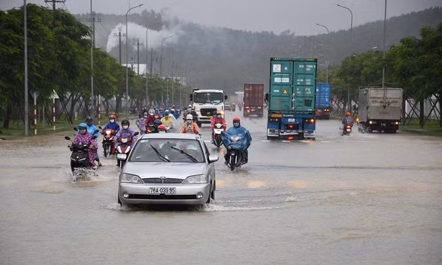 Nhiều công nhân làm việc ở Khu công nghiệp Vsip Quảng Ngãi phải quay về khi các tuyến đường ở khu công nghiệp này ngập sâu.