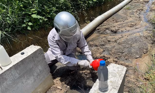 Ngành chức năng tỉnh Quảng Ngãi tiến hành lấy mẫu nước ở cơ sở sản xuất bột sắn trên địa bàn xã Nghĩa Trung, huyện Tư Nghĩa.