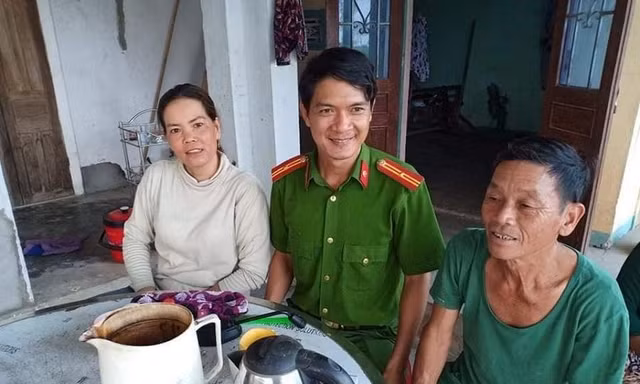  Đại diện Công an xã Tịnh Trà, ông Hùng (phải) và bà Tiến gặp mặt để bàn giao số tiền. Ảnh: Công an cung cấp. 