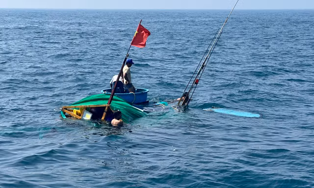 Tàu cá chở 4 ngư dân Quảng Ngãi bị phá nước chìm ở Hoàng Sa