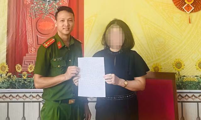 Cầm vàng nhưng để vàng rơi, người phụ nữ mừng rỡ khi công an giúp tìm lại