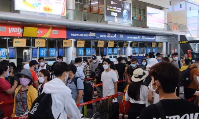 Cấm bay 1 năm hành khách tung tin có lựu đạn trong vali