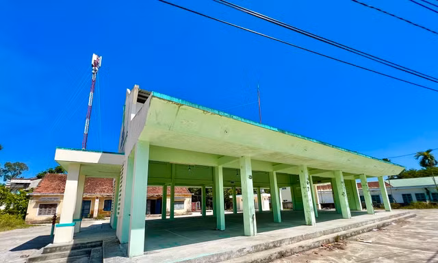 Chợ tiền tỉ xây xong đắp chiếu... chờ tiểu thương
