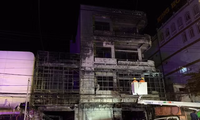 Cháy lớn tại tiệm dán xe, nhiều đồ đạc bị thiêu rụi.